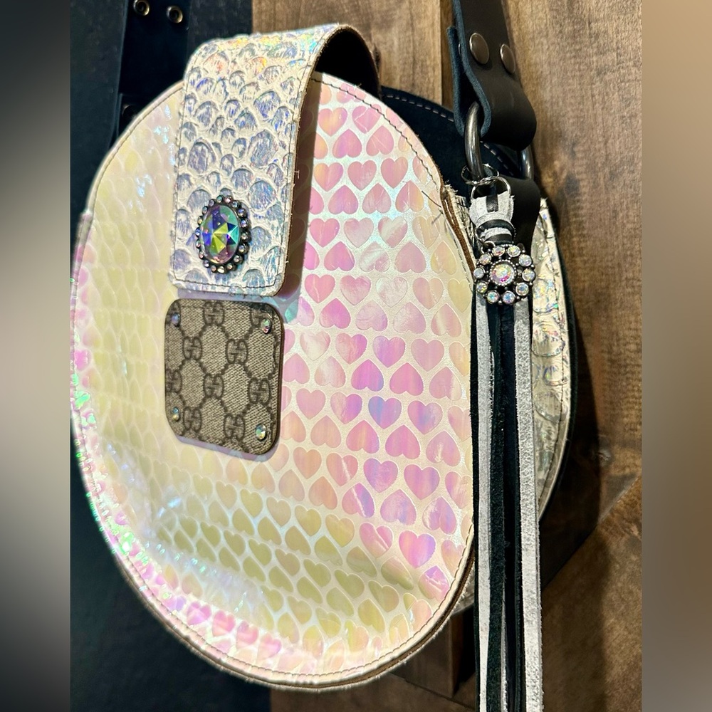 EUC Keep It Gypsy Round Hologram Hearts White Bag - Picture 8 of 14